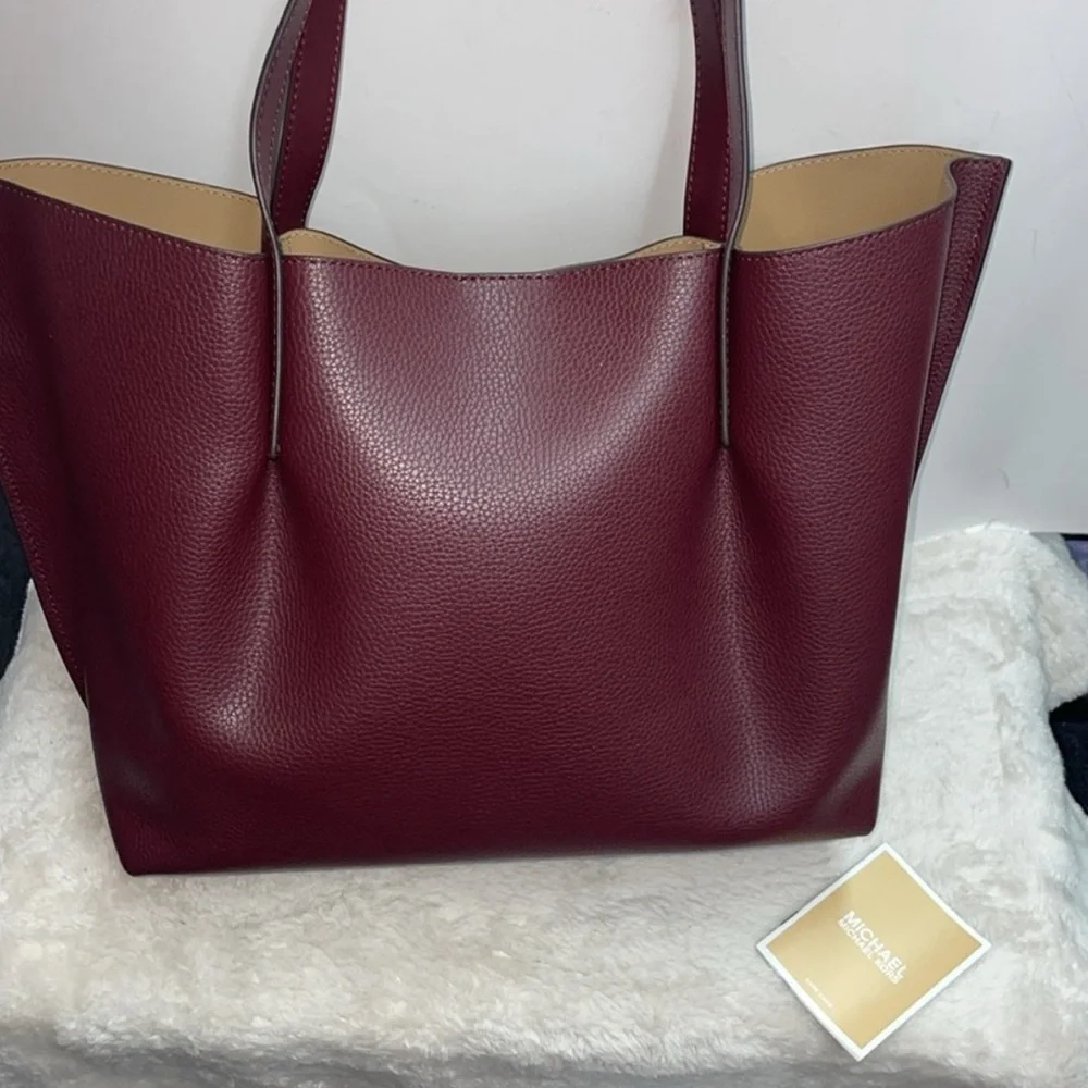 Michael Kors ‘Emilia’ Large Tote. Beautiful color and in excellent condition. - Picture 6 of 6